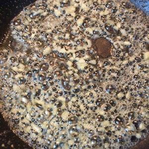 Cách làm cơm gạo lứt gà chiên sốt hạnh nhân