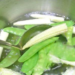 Cách làm cơm gạo lứt gà chiên sốt hạnh nhân