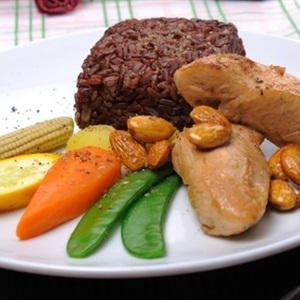 Cách làm cơm gạo lứt gà chiên sốt hạnh nhân