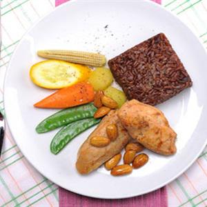 Cách làm cơm gạo lứt gà chiên sốt hạnh nhân