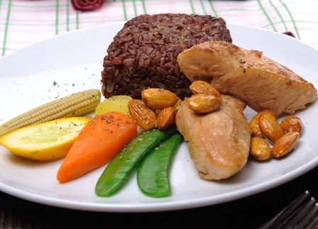 Cơm gạo lứt gà chiên sốt hạnh nhân