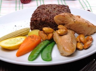 Cơm gạo lứt gà chiên sốt hạnh nhân