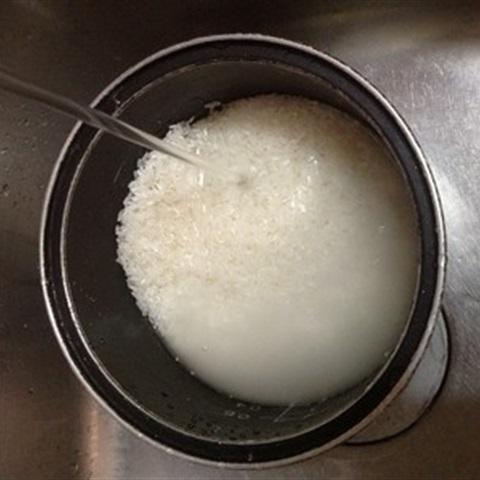 Cách làm cơm gói lá sen