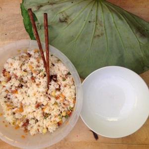 Cách làm cơm gói lá sen