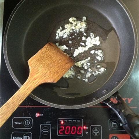 Cách làm cơm hấp lá sen bằng lò vi sóng