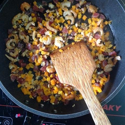 Cách làm cơm hấp lá sen bằng lò vi sóng