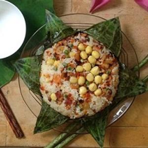 Cách làm cơm hấp lá sen bằng lò vi sóng