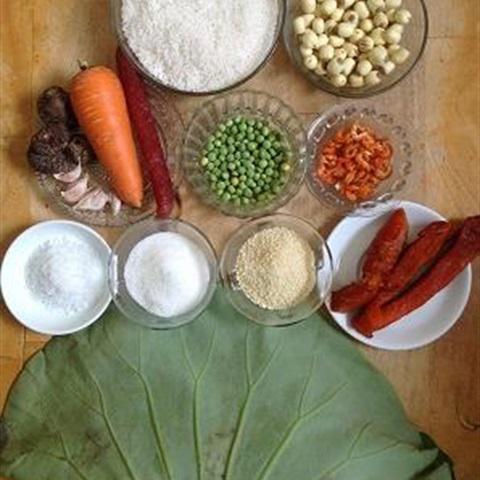 Cách làm cơm hấp lá sen bằng lò vi sóng