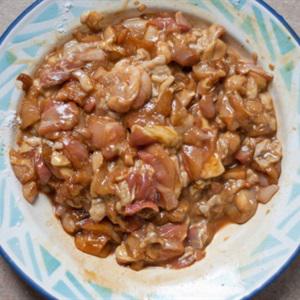 Cách làm cơm hấp thịt gà kho tàu