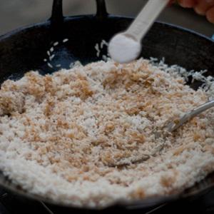 Cách làm cơm hấp thịt gà kho tàu