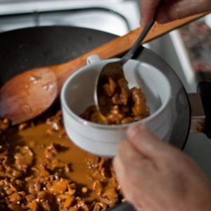 Cách làm cơm hấp thịt gà kho tàu