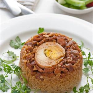 Cách làm cơm hấp thịt gà kho tàu