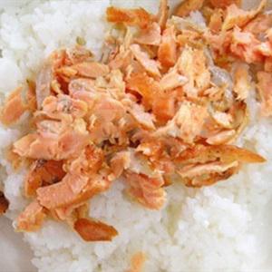 Cách làm cơm nắm cá hồi
