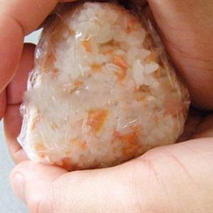Cách làm cơm nắm cá hồi