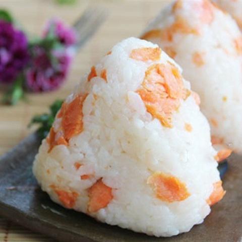 Cách làm cơm nắm cá hồi