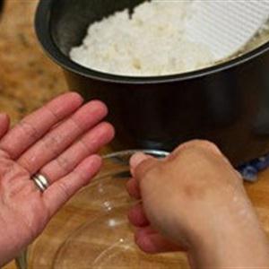 Cách làm cơm nắm chiên nước tương