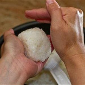 Cách làm cơm nắm chiên nước tương