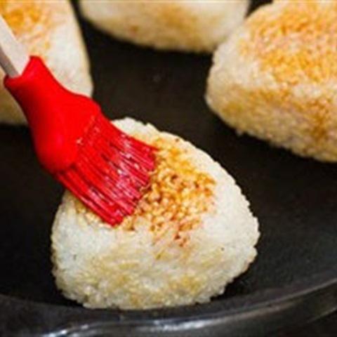 Cách làm cơm nắm chiên nước tương