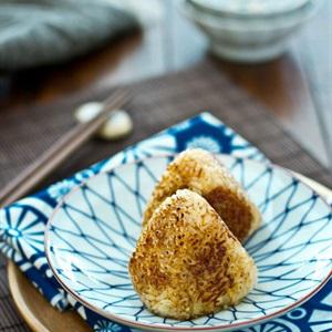 Cách làm cơm nắm chiên nước tương