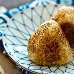 Cách làm cơm nắm chiên nước tương