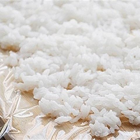 Cách làm cơm nắm dâu tây bọc chocolate