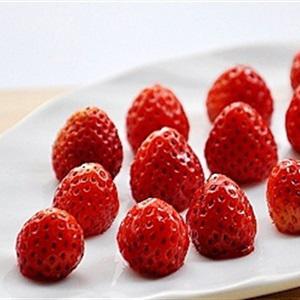 Cách làm cơm nắm dâu tây bọc chocolate