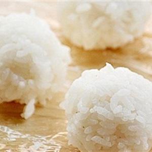 Cách làm cơm nắm dâu tây bọc chocolate