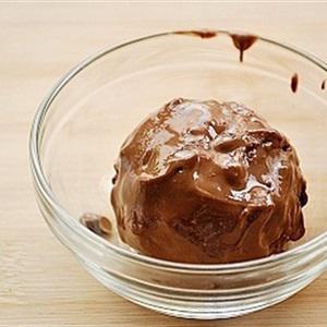 Cách làm cơm nắm dâu tây bọc chocolate