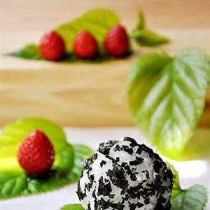 Cách làm cơm nắm dâu tây bọc chocolate