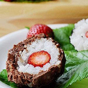 Cách làm cơm nắm dâu tây bọc chocolate