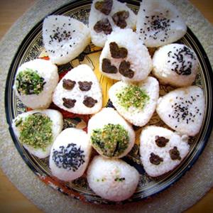 Cách làm cơm nắm dâu tây bọc chocolate