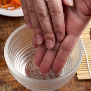 Cách làm cơm nắm gà cay kiểu Nhật