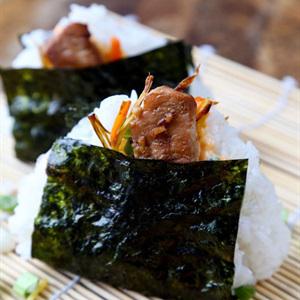Cách làm cơm nắm gà cay kiểu Nhật