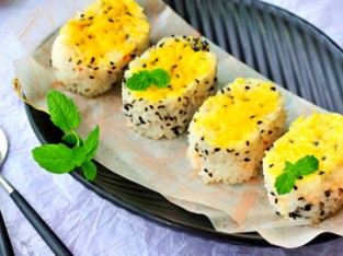 Cơm nắm kiểu mới thơm giòn ngon miệng cho bữa trưa