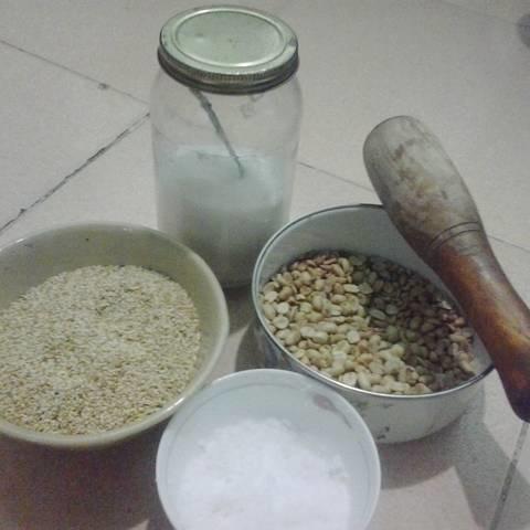 Cách làm cơm nắm muối mè đậu phộng