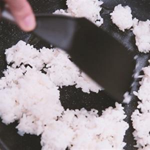 Cách làm cơm nắm nhồi phô mai chiên