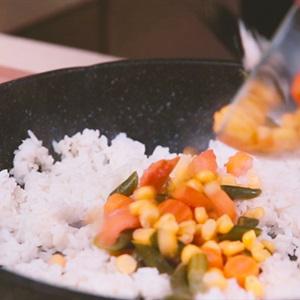 Cách làm cơm nắm nhồi phô mai chiên