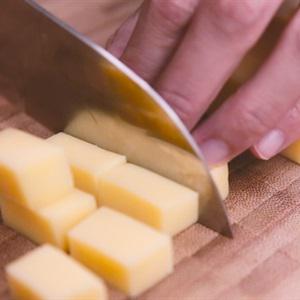 Cách làm cơm nắm nhồi phô mai chiên