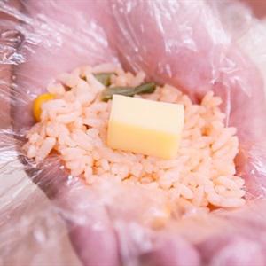 Cách làm cơm nắm nhồi phô mai chiên