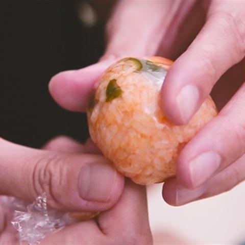 Cách làm cơm nắm nhồi phô mai chiên