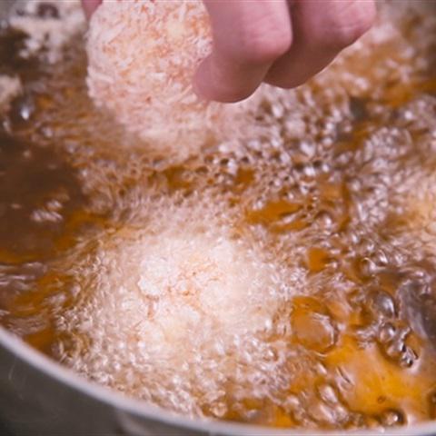 Cách làm cơm nắm nhồi phô mai chiên