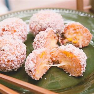 Cách làm cơm nắm nhồi phô mai chiên