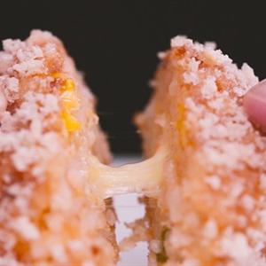 Cách làm cơm nắm nhồi phô mai chiên