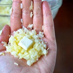 Cách làm cơm nắm phô mai