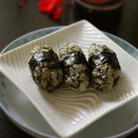 Cách làm cơm nắm rong biển