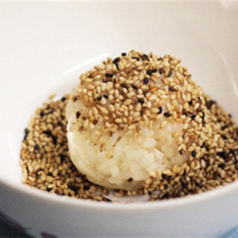 Cách làm cơm nắm sốt bò bọc mè