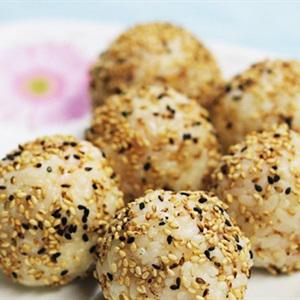 Cách làm cơm nắm sốt bò bọc mè