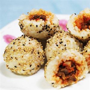Cách làm cơm nắm sốt bò bọc mè