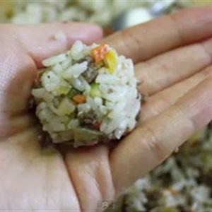Cách làm cơm nắm thịt bò