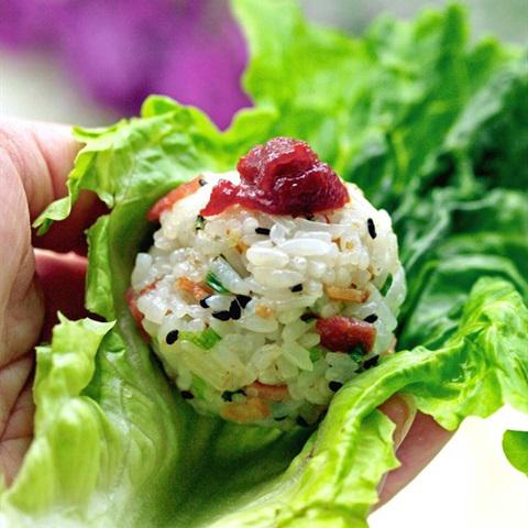 Cách làm cơm nắm thịt xông khói